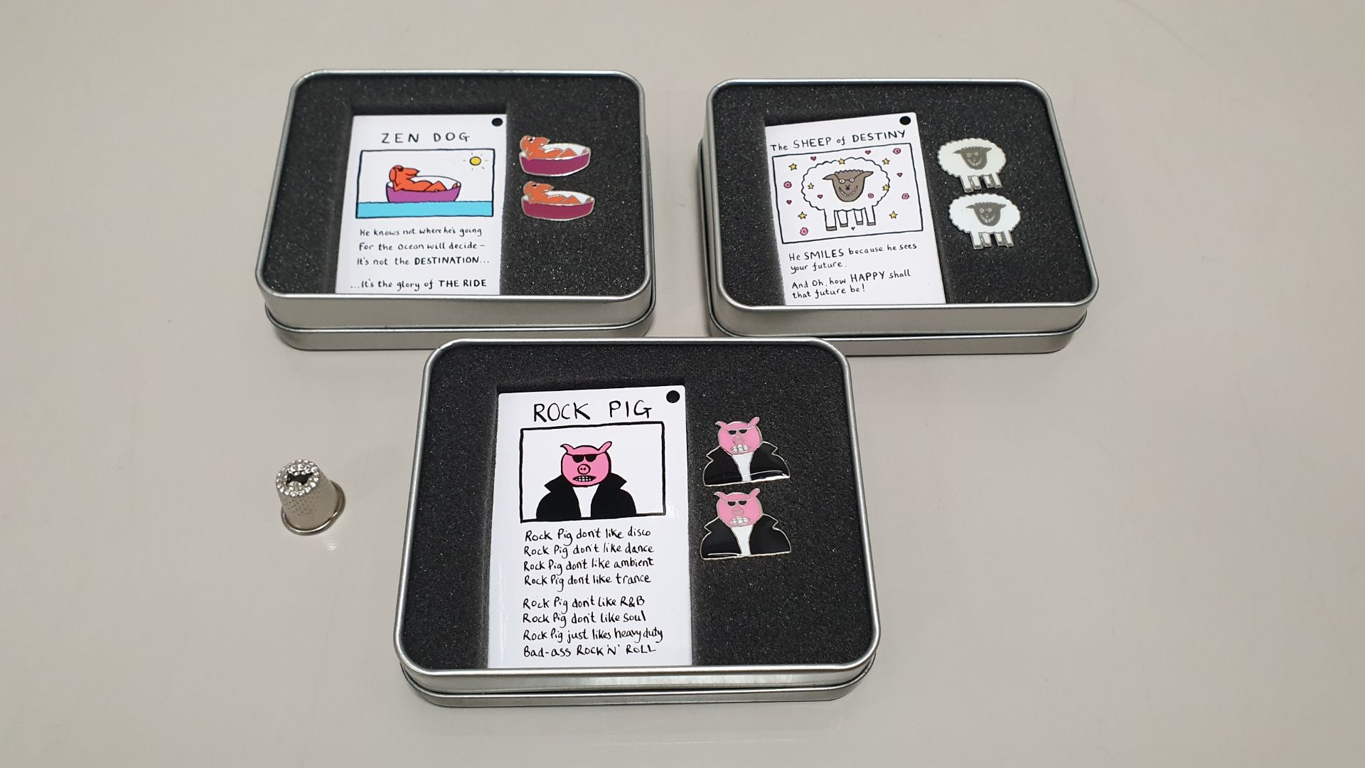 APPROX 100 X ASSORTED CUFFLINK & LUGGAGE TAG GIFT SETS IN TIN BOXES
