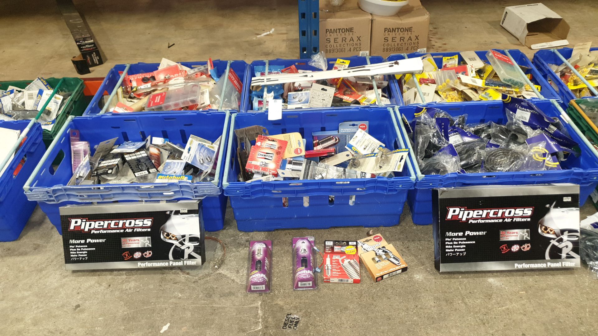 6 X ASSORTED TRAYS INCLUDING VARIOUS CAR ACCESSORIES AND SPARES ETC.