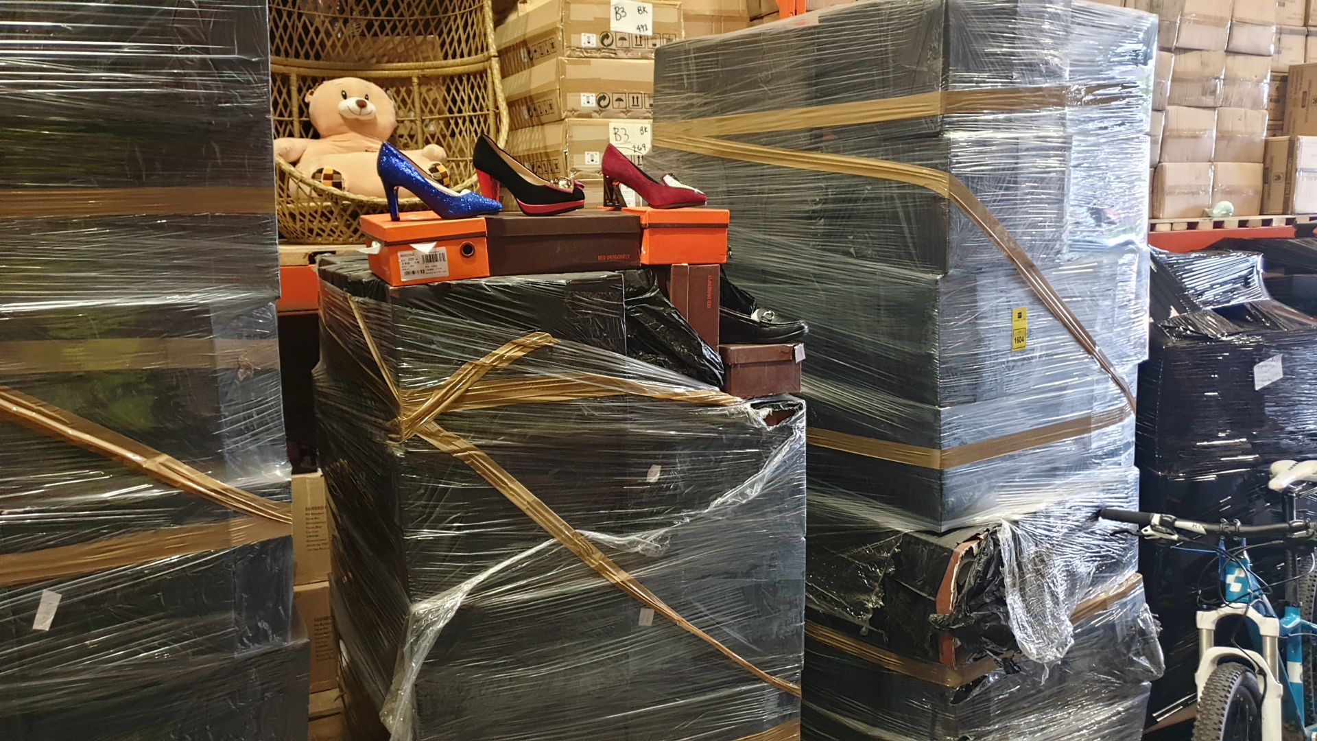 FULL PALLET OF 240 PAIRS OF RED DRAGONFLY BRANDED SHOES IN VARIOUS STYLES & SIZES
