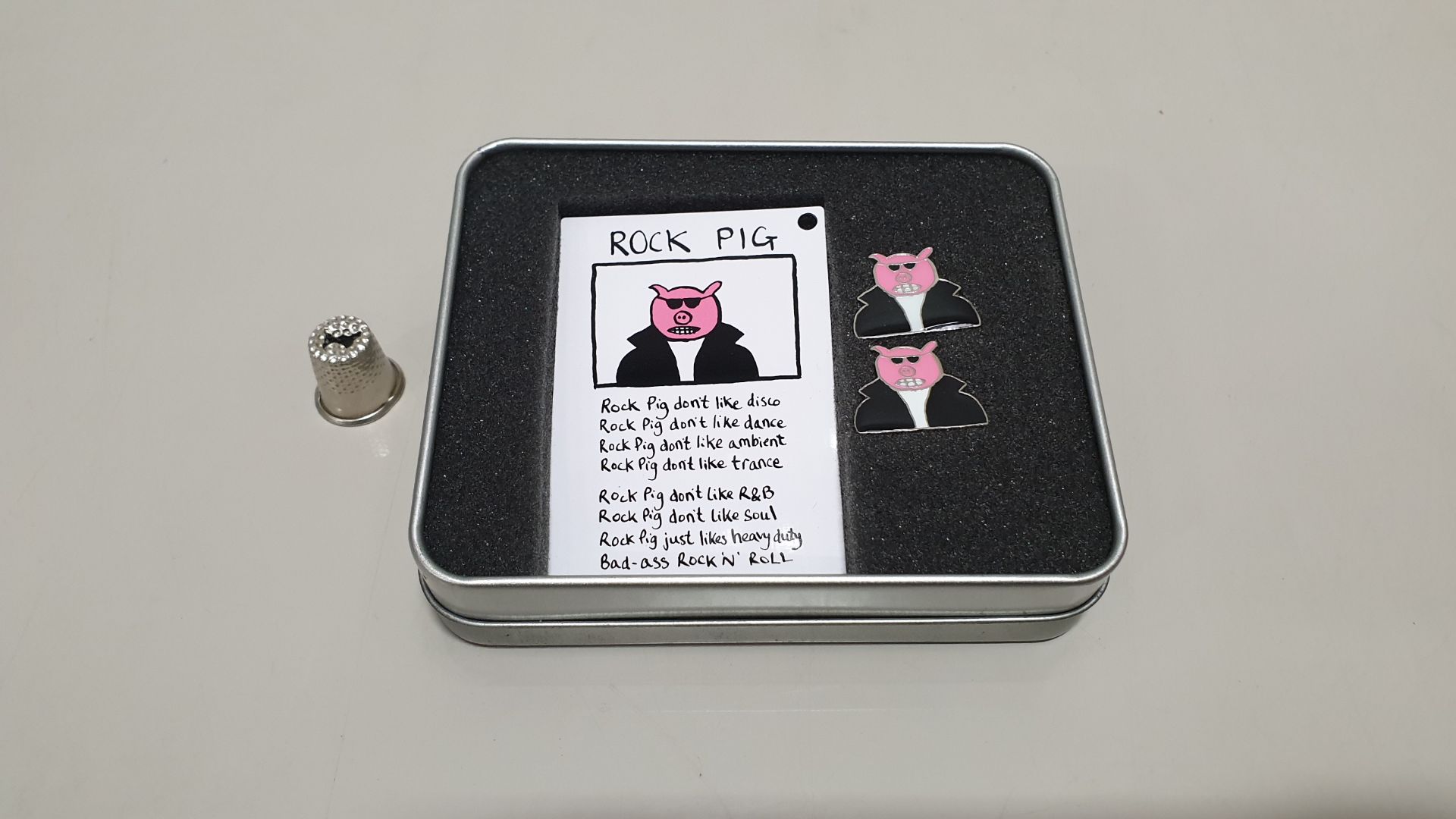 APPROX 100 X ROCK PIG CUFFLINK & LUGGAGE TAG GIFT SETS IN TIN BOXES