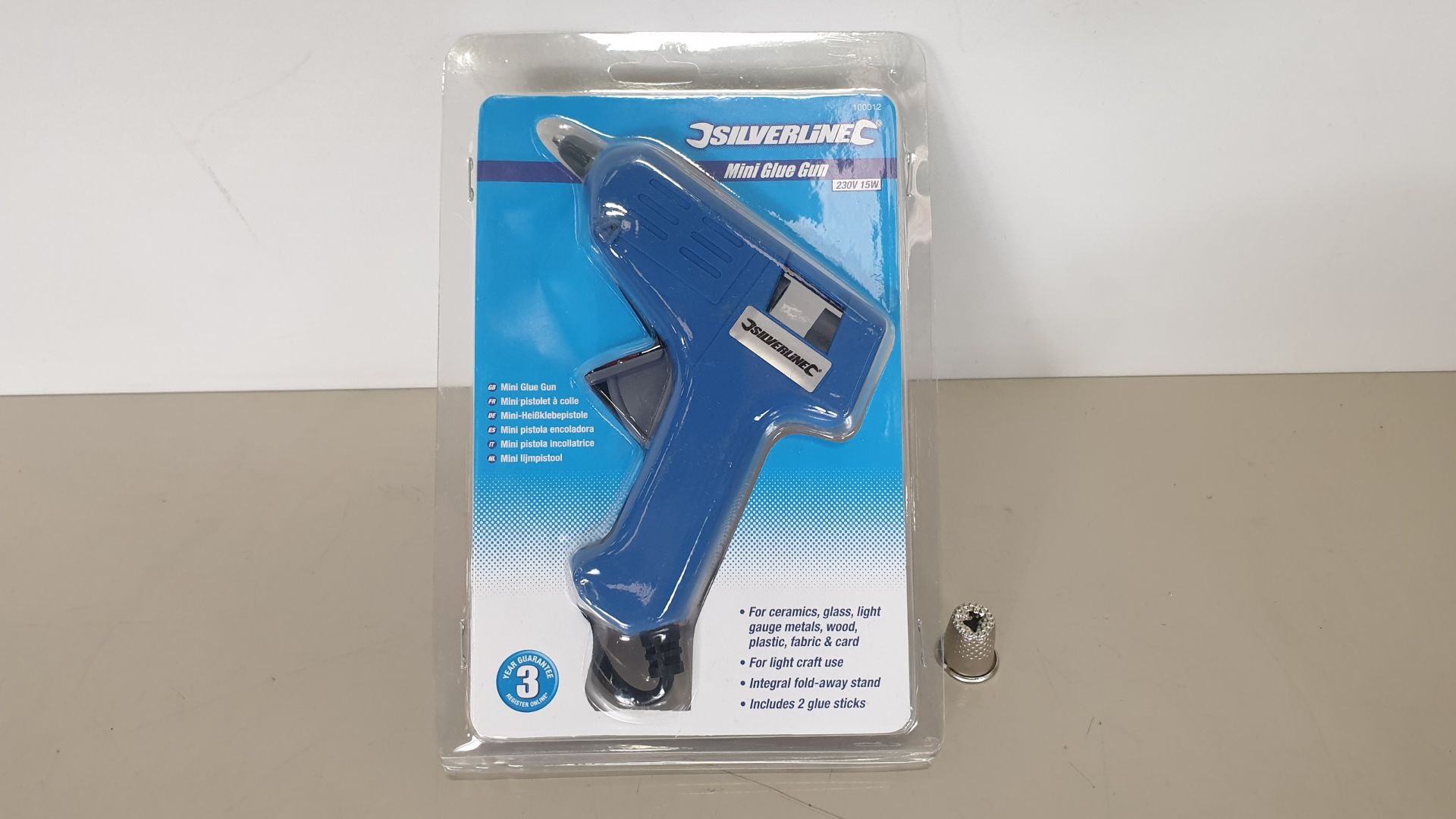 12 X SILVERLINE MINI HOT MELT GLUE GUNS 230V 7-10W PLUS 2 GLUE STICKS (PROD CODE 100012) RRP £5.