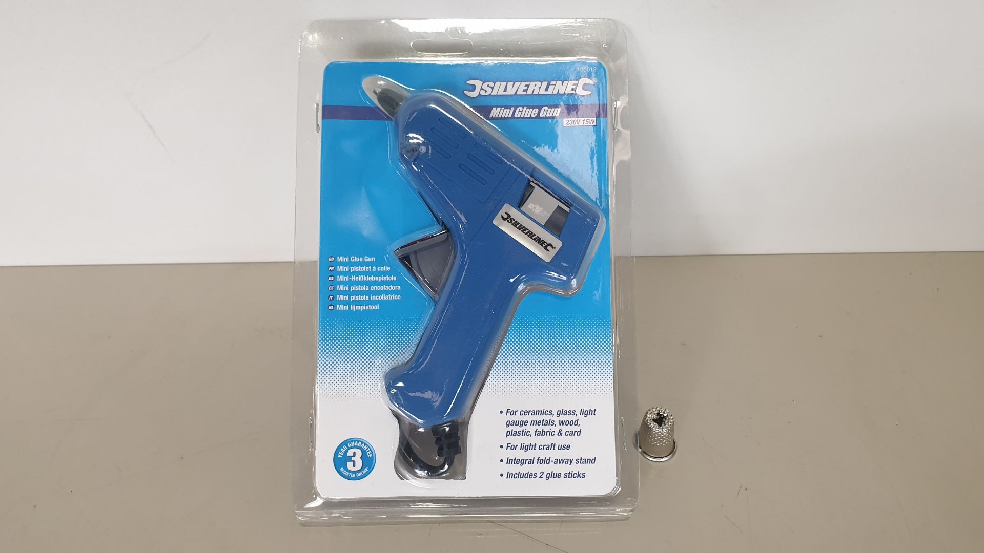 12 X SILVERLINE MINI HOT MELT GLUE GUNS 230V 7-10W PLUS 2 GLUE STICKS (PROD CODE 100012) RRP £5.