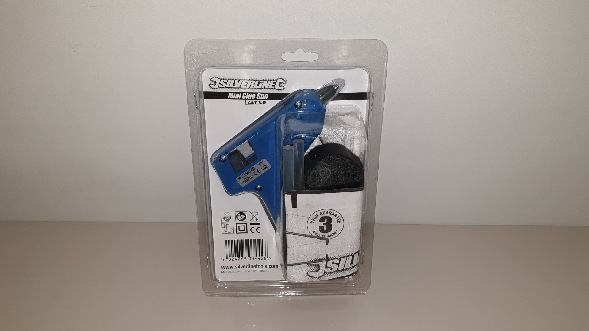 12 X SILVERLINE MINI HOT MELT GLUE GUNS 230V 7-10W PLUS 2 GLUE STICKS (PROD CODE 100012) RRP £5.