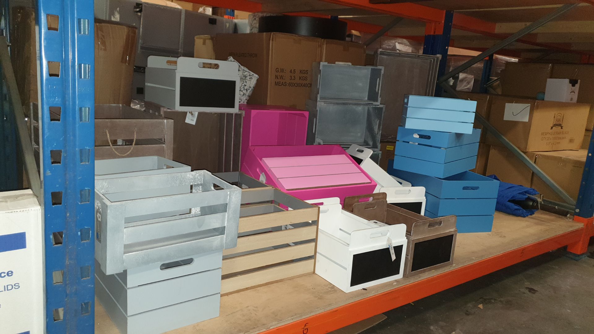 LOT CONTAINING APPROX 30 PC OF WOODEN CRATES IN VARIOUS STYLES AND STYLES IN FULL BAY