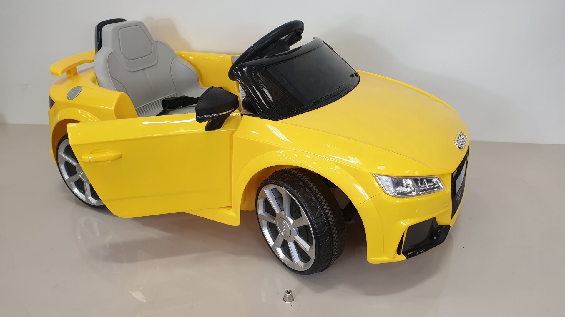 BRAND NEW BOXED RIDE-ON AUDI TT RS ROADSTER IN YELLOW (BATTERY POWERED 6V W/RC) FORWARD AND