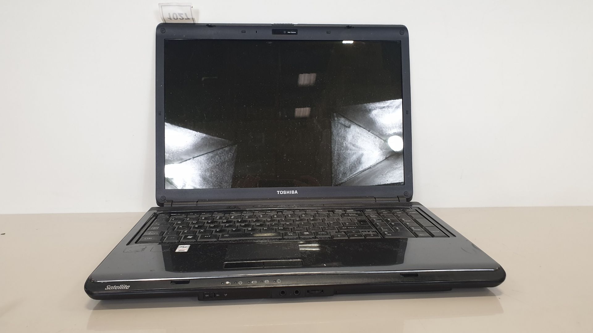 TOSHIBA L350 - 262 LAPTOP WINDOWS 10 - 17" SCREEN COMES WITH CHARGER