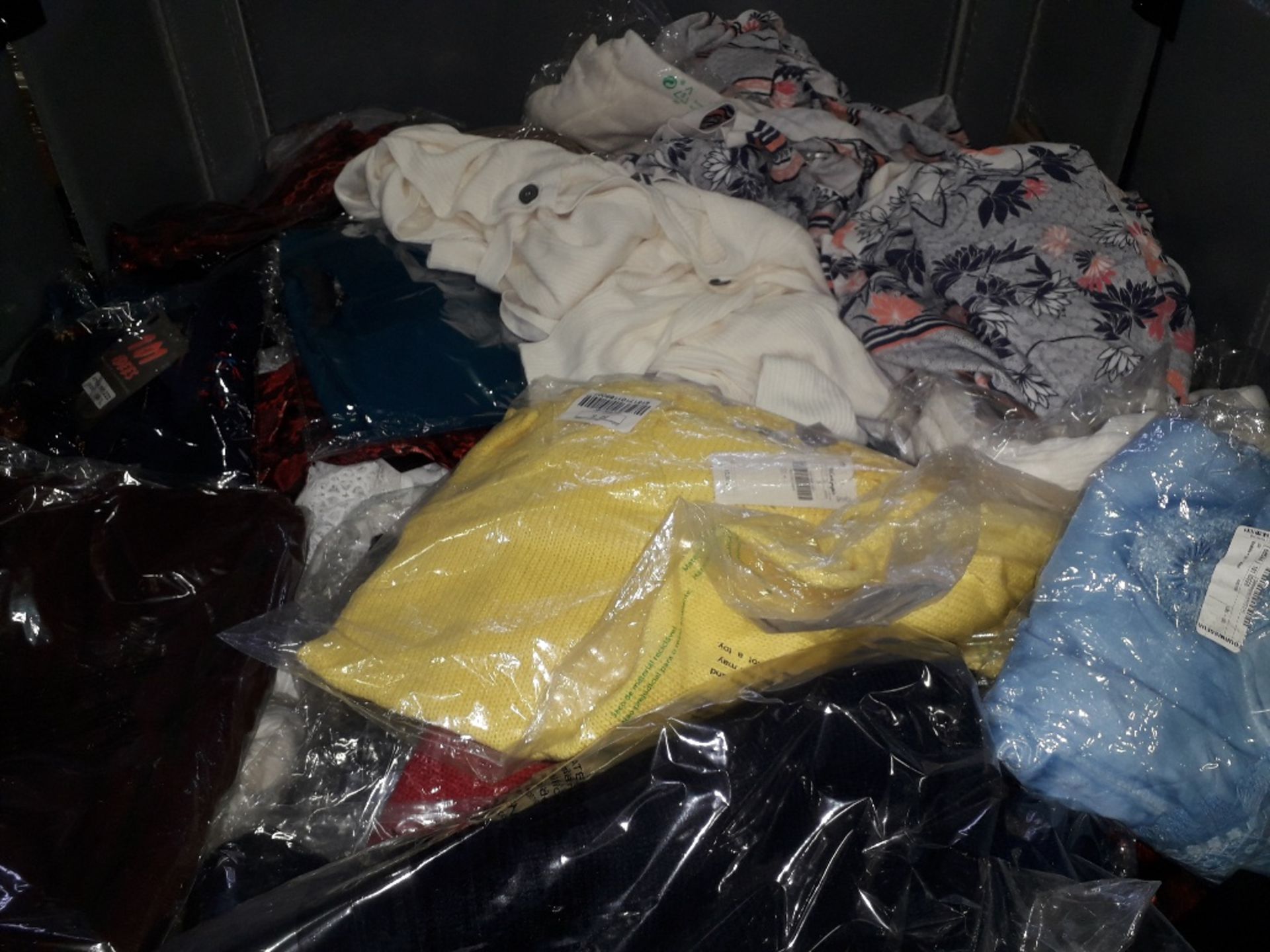 FULL PALLET OF RETAIL COTHING IE. EL CORLE FRINGLE CARDIGANS, 101 IDEES ZIP UP TOPS, BLING