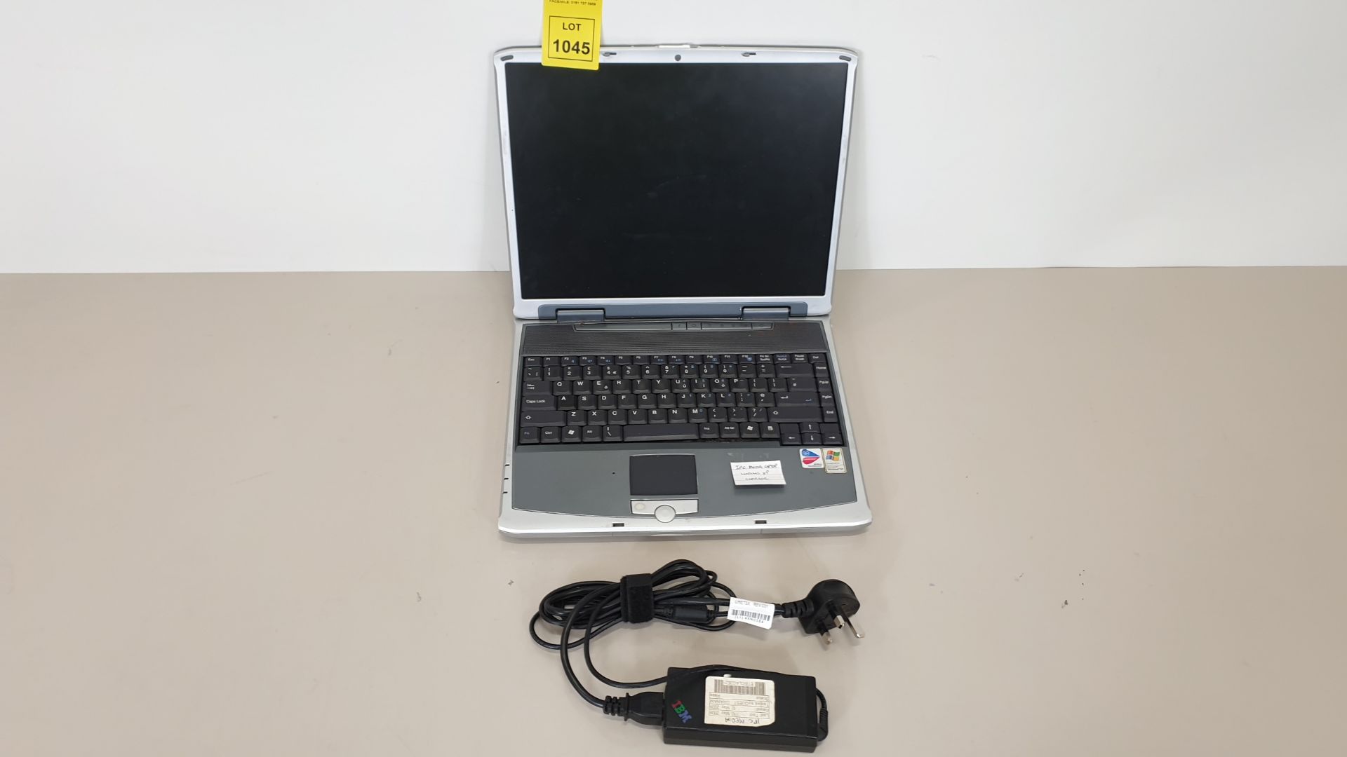 IPC MEDIA LAPTOP WINDOWS XP - WITH CHARGER