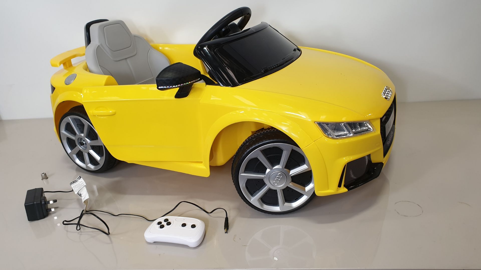 BRAND NEW BOXED AUDI TT 12V CHILDREN'S BATTERY OPERATED RECHARGEABLE ELECTRIC RIDE ON TOY CAR WITH