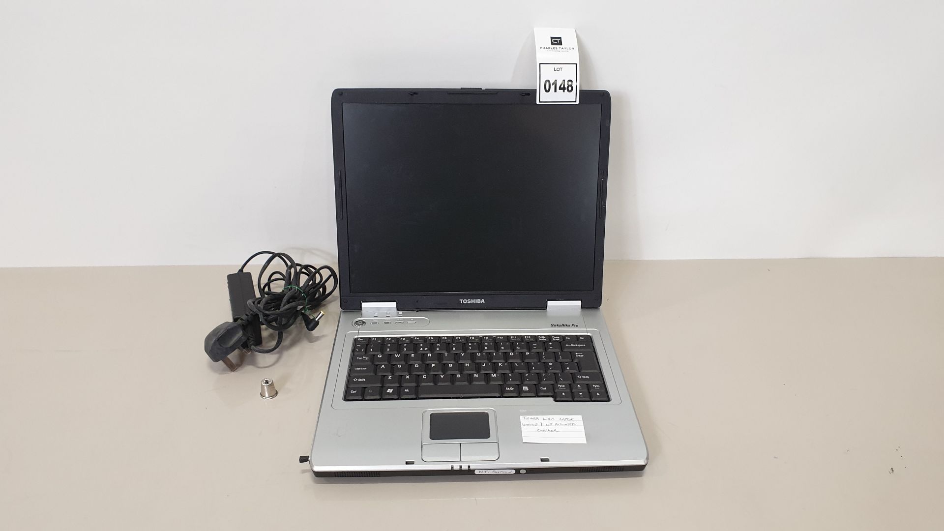 TOSHIBA L10 LAPTOP WINDOWS 7 NOT ACTIVATED - WITH CHARGER