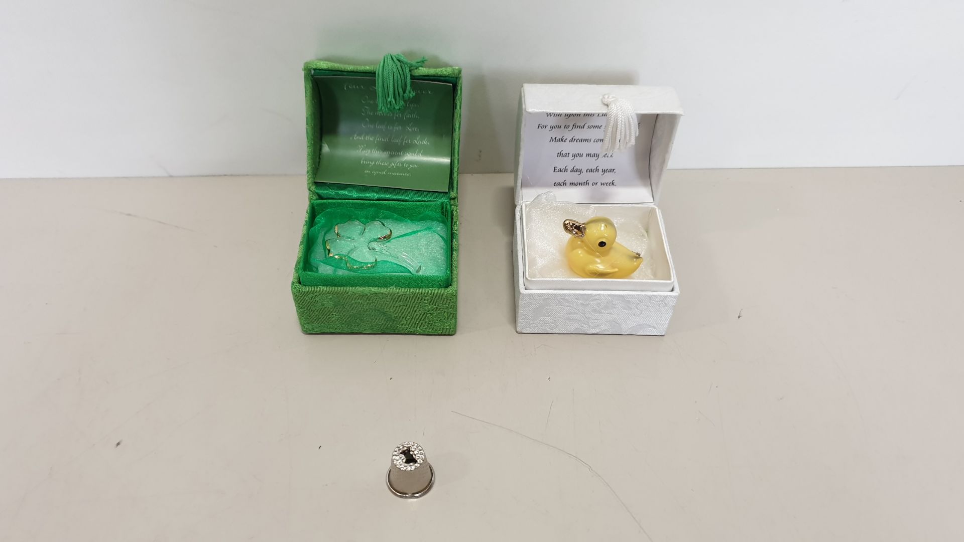 132 X BRAND NEW MAYFLOWER COLLECTABLES SET OF 2 GLASS LUCKY DUCK/4 LEAF CLOVER MESSAGE BOXES - IN