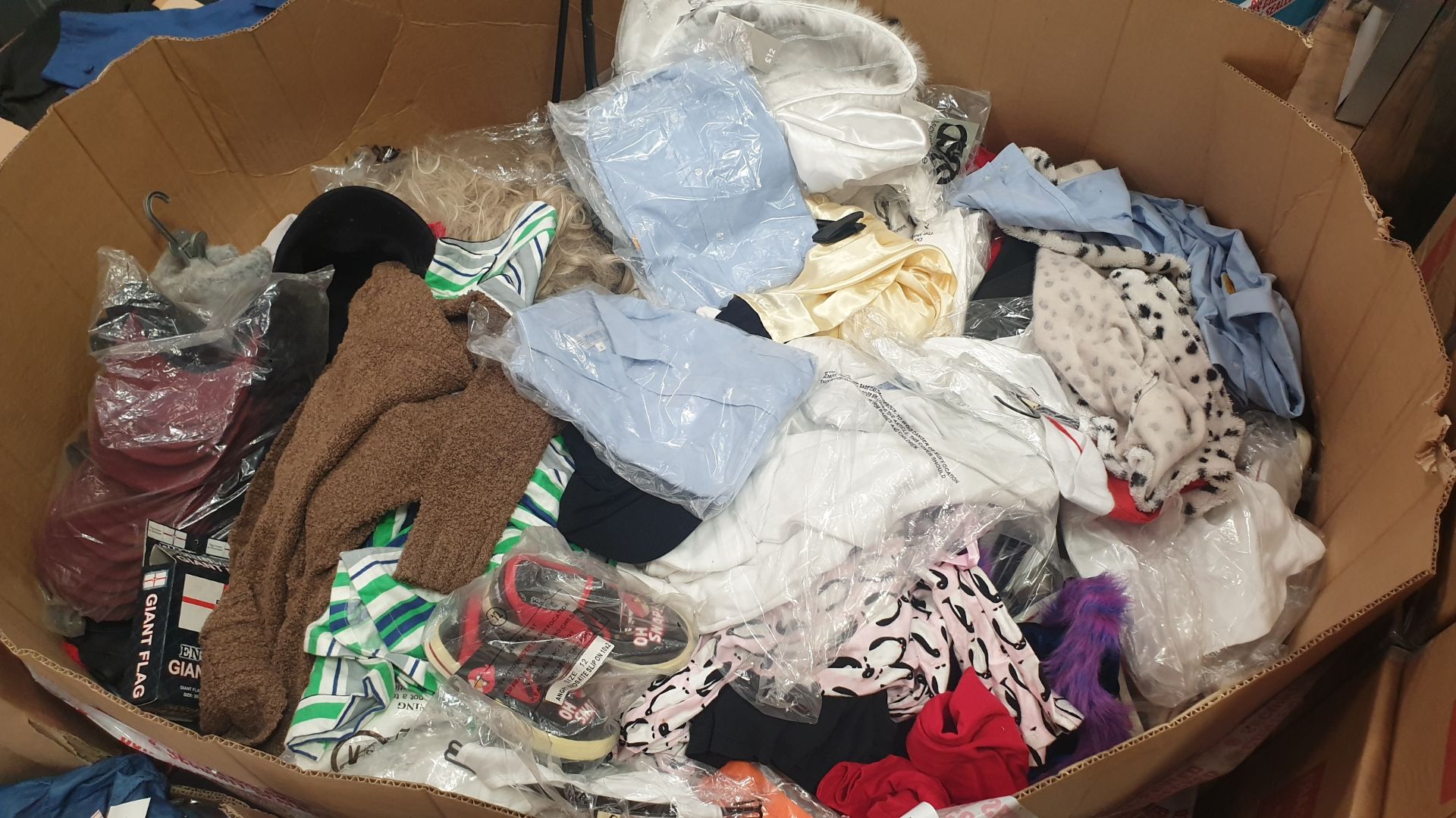 FULL PALLET OF CHILDRENS CLOTHING IE KIDS FOOTWEAR BOOTS/TRAINERS, GILDAN T SHIRTS, ASOS TOPS,