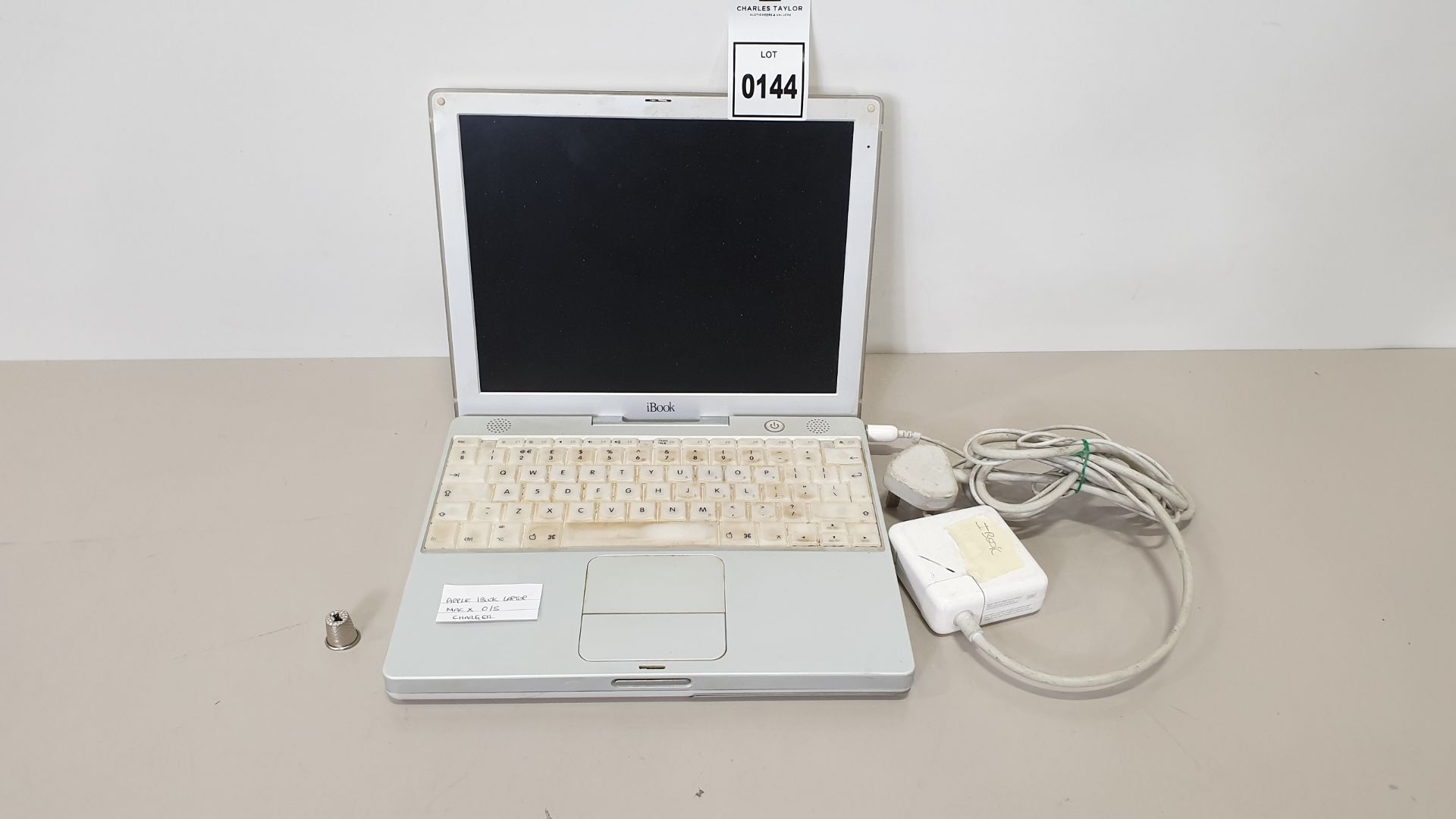 APPLE IBOOK LAPTOP MAC X 0/S - WITH CHARGER