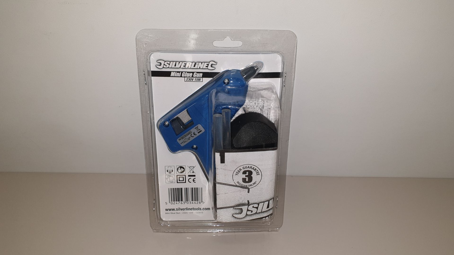 36 X SILVERLINE MINI HOT MELT GLUE GUNS 230V 7-10W PLUS 2 GLUE STICKS (PROD CODE 100012) TRADE PRICE