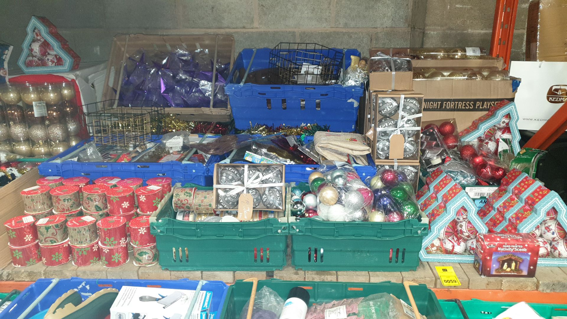 APPROX 500 X PC MIXED CHRISTMAS LOT CONTAINING, VARIOUS STYLES OF BAUBLES, CHRISTMAS CRAFT RIBBON,