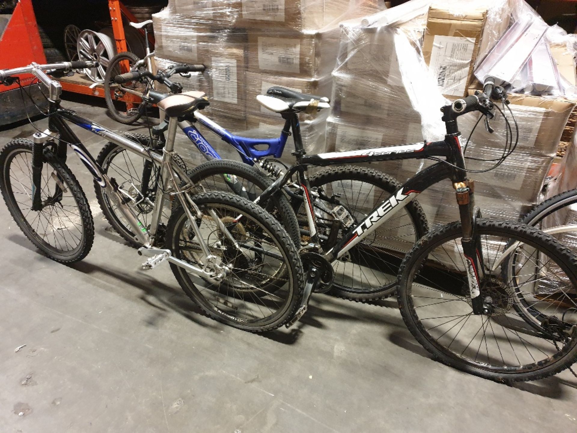 TRADE BIKE LOT TO INCLUDE 10 COMPLETE BIKES IE. MUDDY FOX, TREK 4 SERIES, TRIUMPH RACING BIKE, - Image 4 of 5