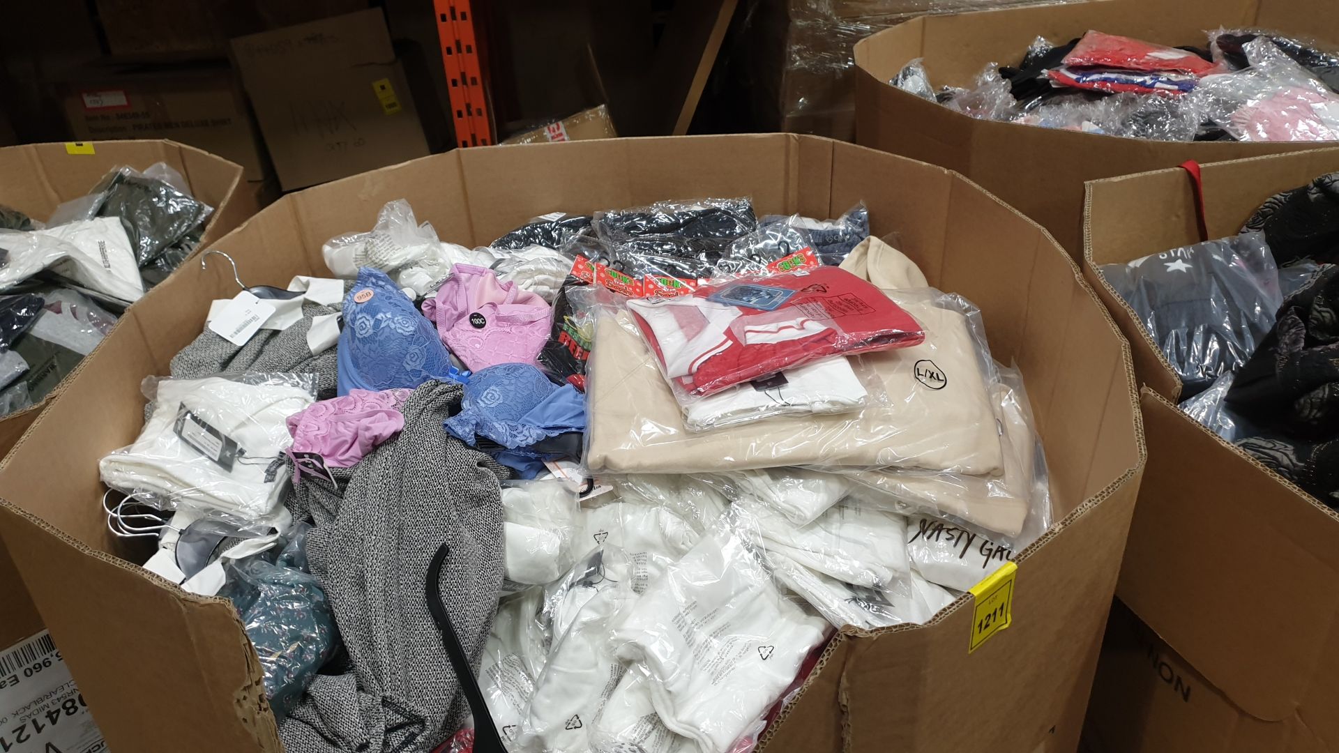 FULL PALLET OF CLOTHING IE NASTY GAL COLLECTION BODYCON DRESSES, AVENTO SPORT SHIRTS, LILI & ZOE