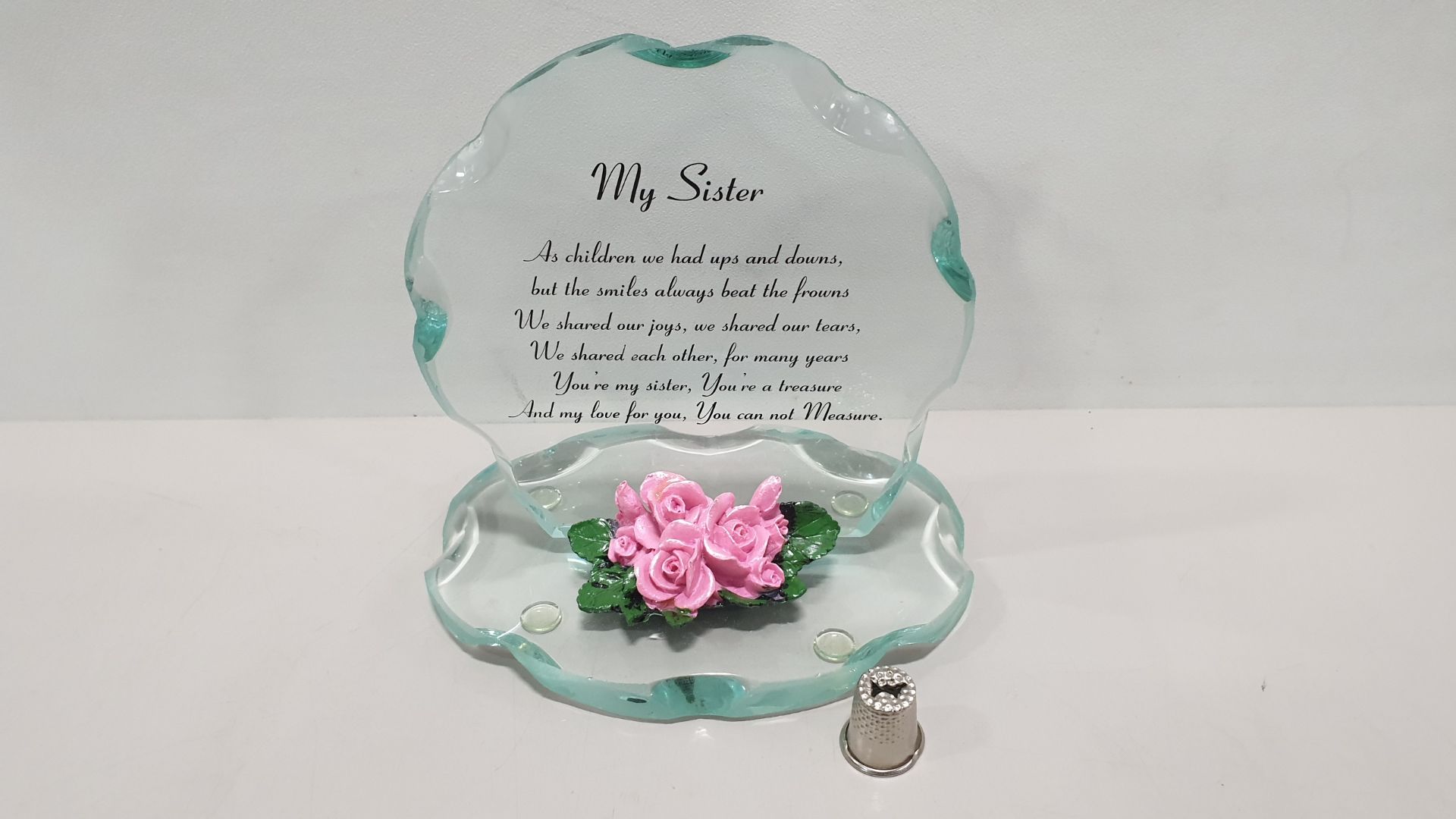 96 X BRAND NEW MAYFLOWER COLLECTABLES MY SISTERS GLASS SCULPTURED PLAQUE - WITH SPECIAL MESSAGE IN 8