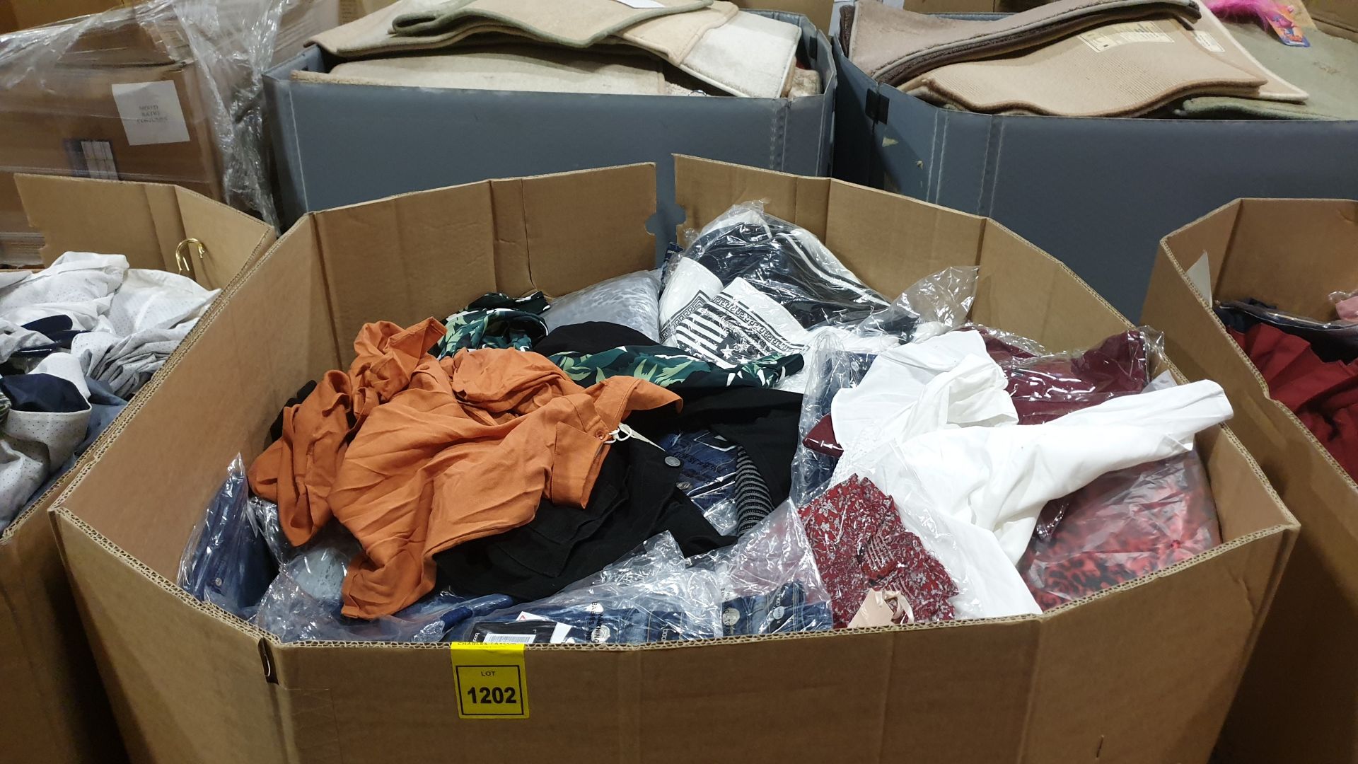 FULL PALLET OF CLOTHING IE BOOHOO MAN JEANS, RETRO&ICONE JACKETS, LILY PARIS TOP, KILIBBI TOPS AND
