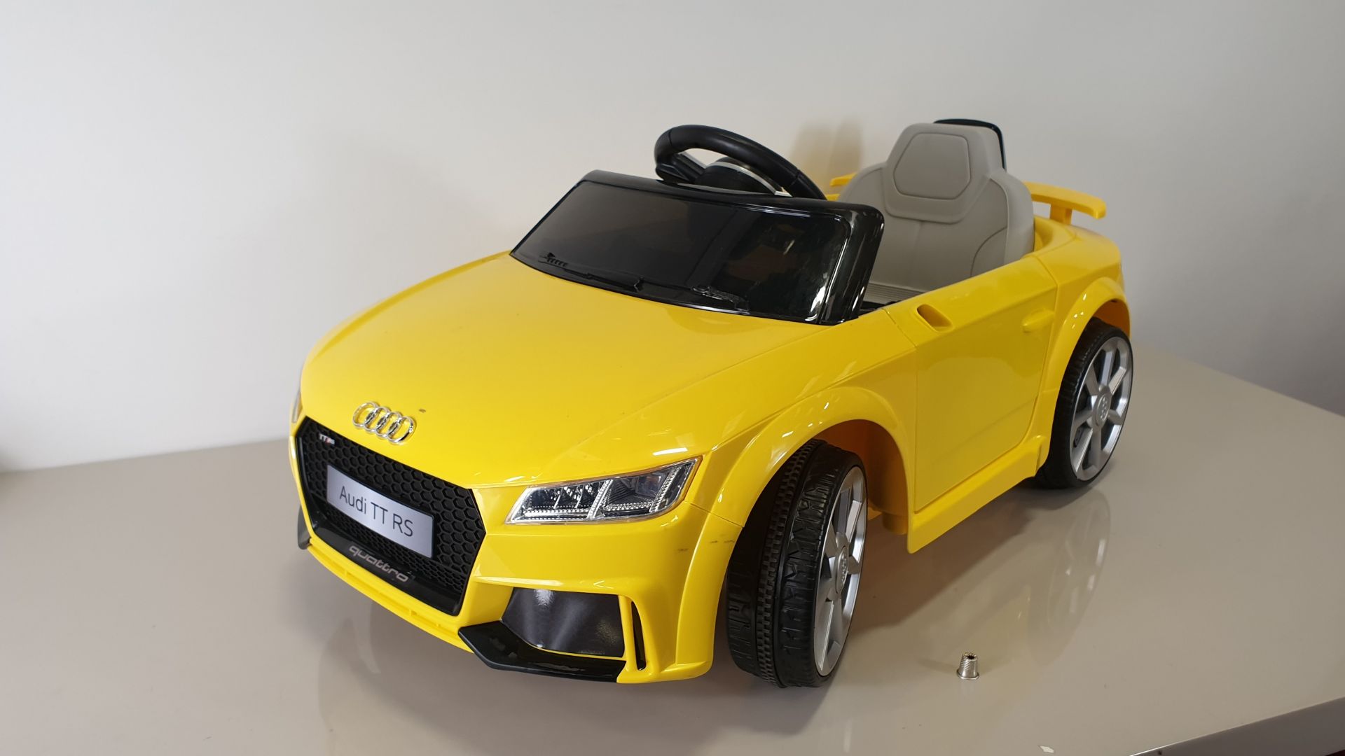 BRAND NEW BOXED AUDI TT 6V CHILDREN'S BATTERY OPERATED RECHARGEABLE ELECTRIC RIDE ON TOY CAR WITH