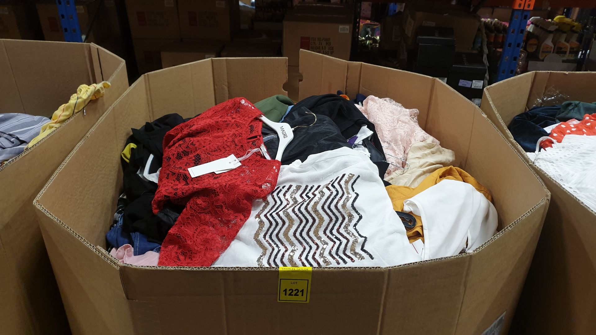 FULL PALLET OF CLOTHING IE MY POLO DENIM DRESSES, BIRGI PANTS, GDG ACTUEL DRESSES, MAGRO DRESSES AND