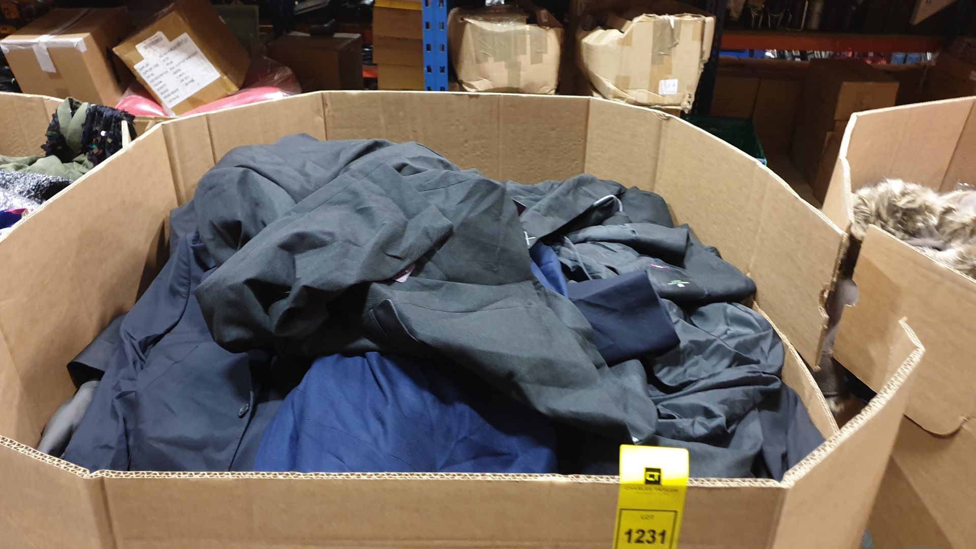 FULL PALLET OF UNBRANDED MENS BLAZERS/JACKETS IN VARIOUS COLOURS AND SIZES