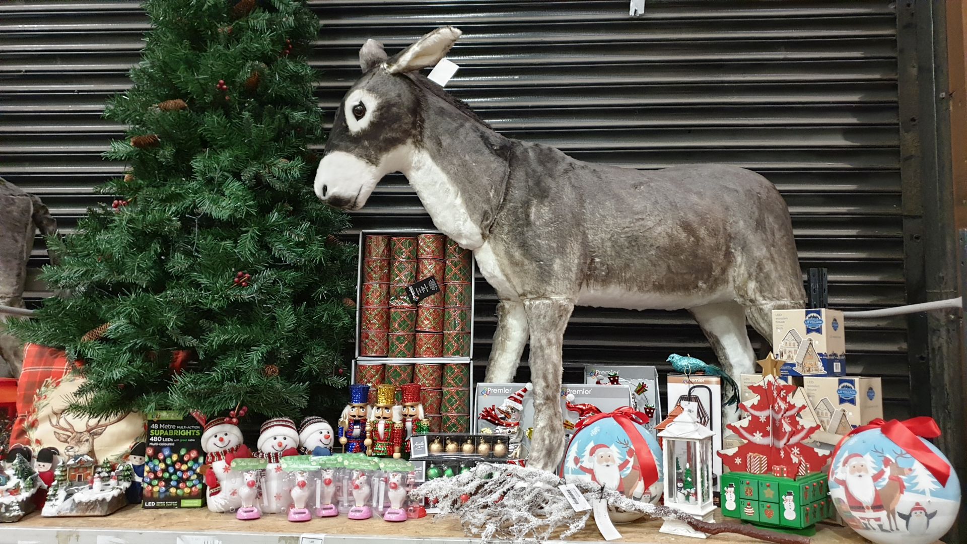 APPROX 100+ PIECE MIXED PREMIER CHRISTMAS LOT IE. LARGE CHRISTMAS TREE, LARGE XMAS DONKEY, LANTERN