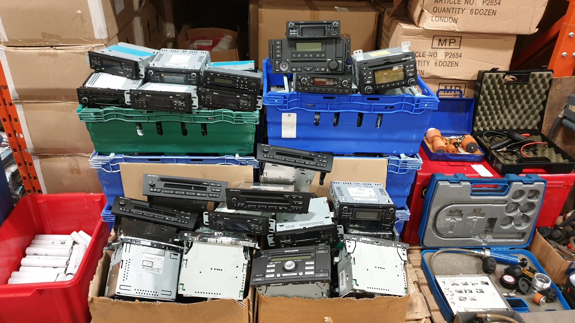 APPROX 100 X MIXED CAR/VAN STEREOS TO INCLUDE BMW, FORD TRANSIT ETC CONTAINED ON ONE PALLET