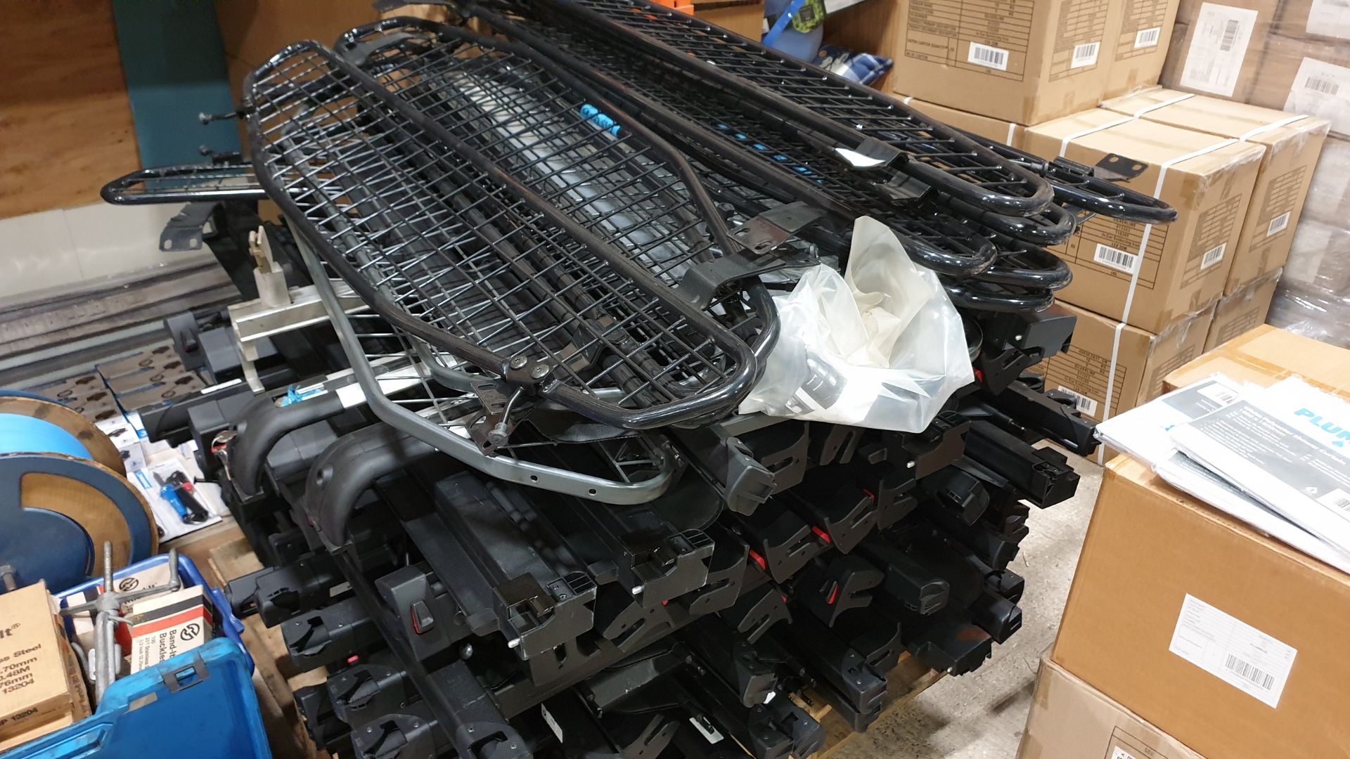 APPROX 50 X INDIVIDUAL ITEMS CONTAINED ON ONE PALLET TO INCLUDE - LAND ROVER ROOF BARS, DOG