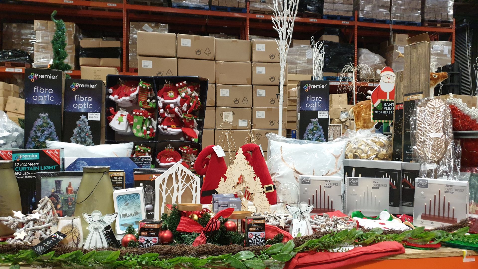 APPROX 200+ PIECE MIXED PREMIER CHRISTMAS LOT IE. FIBRE OPTIC TREES, 20CM CANDLEBRIDGE, 3D LED