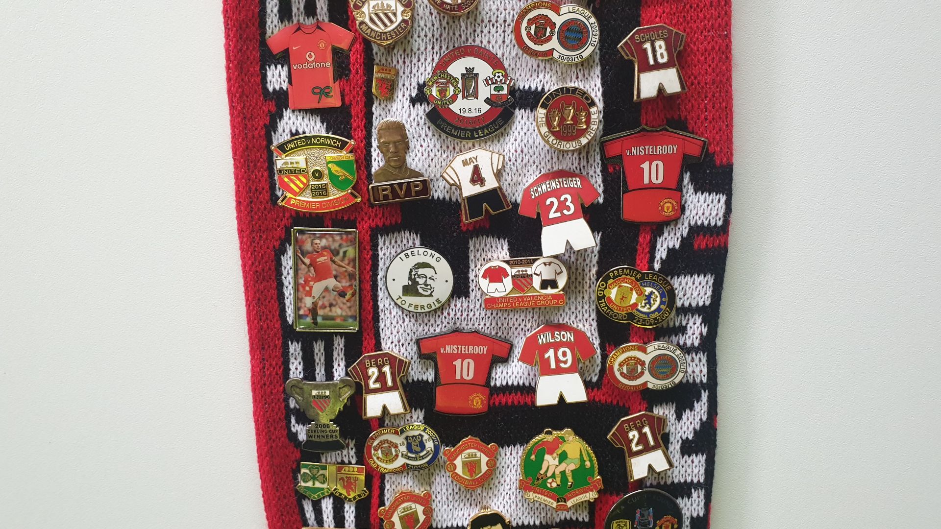 MANCHESTER UNITED SCARF CONTAINING APPROX 200 X PINBADGES IE 1999 EUROPEAN CUP FINAL, PREMIER - Image 6 of 8