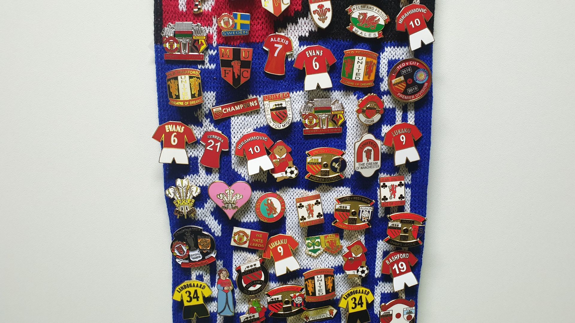 MANCHESTER UNITED SCARF CONTAINING APPROX 250 X PIN BADGES IE BATTLE FOR MANCHESTER, MUFC, - Image 5 of 8