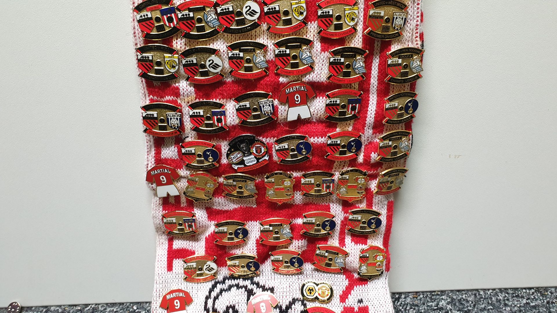 MANCHESTER UNITED SCARF CONTAINING APPROX 220 X PIN BADGES IE FA CUP WINNERS 2004, RVP, UNITED V - Image 8 of 8