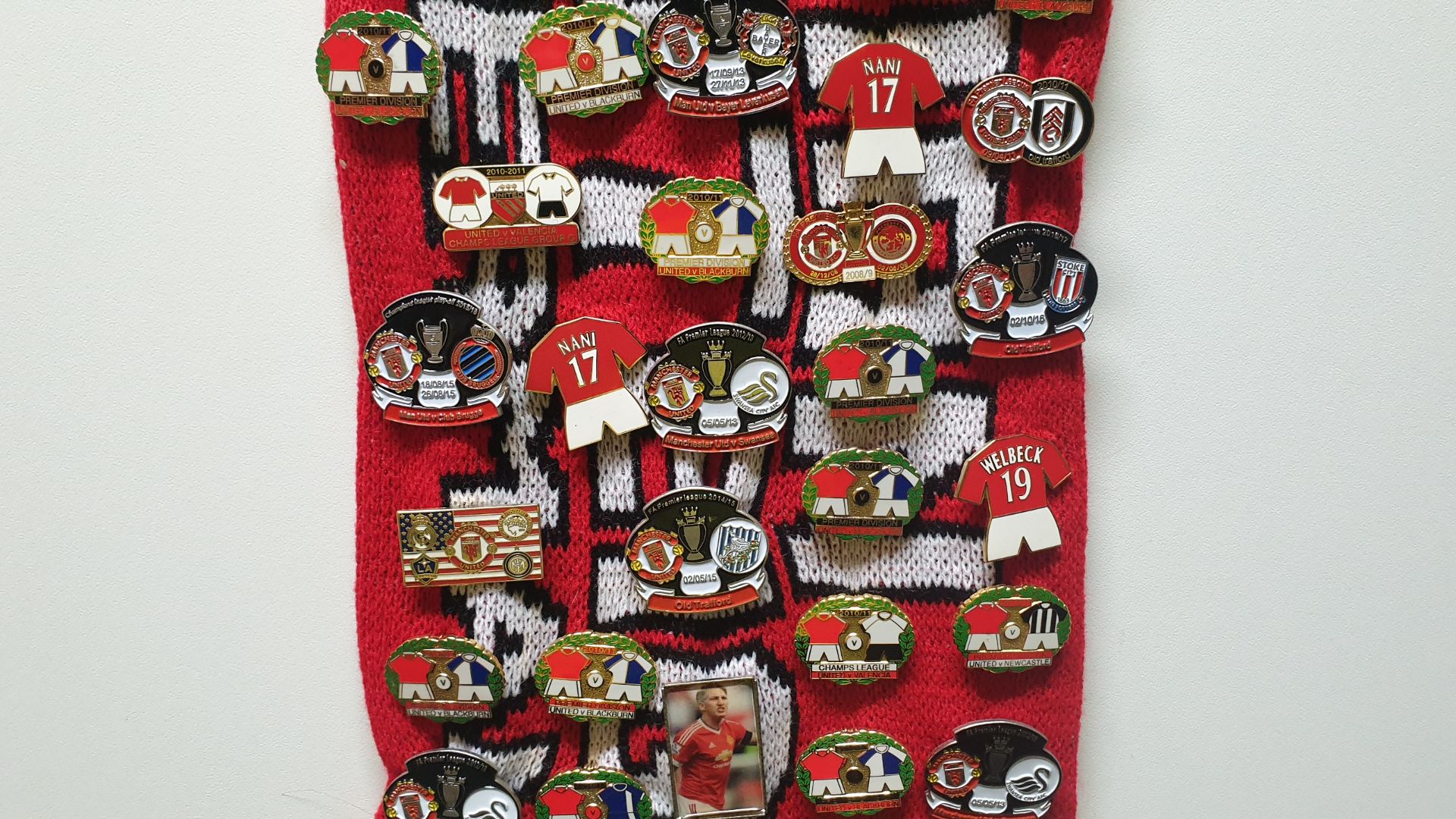 MANCHESTER UNITED SCARF CONTAINING APPROX 190 X PIN BADGES IE MANCHESTER IS RED, UNITED V LIVERPOOL, - Image 6 of 8