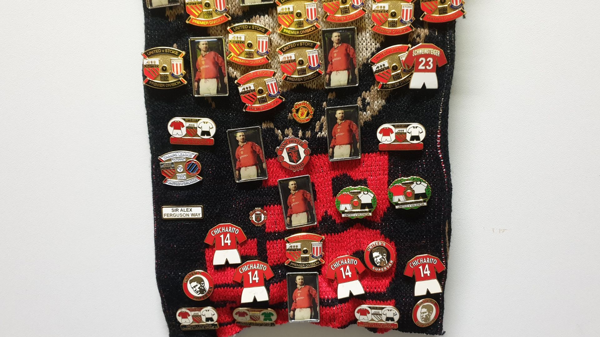MANCHESTER UNITED SCARF CONTAINING APPROX 225 X PIN BADGES IE MANCHESTER IS RED, MUNICH CLOCK, BUSBY - Image 8 of 8