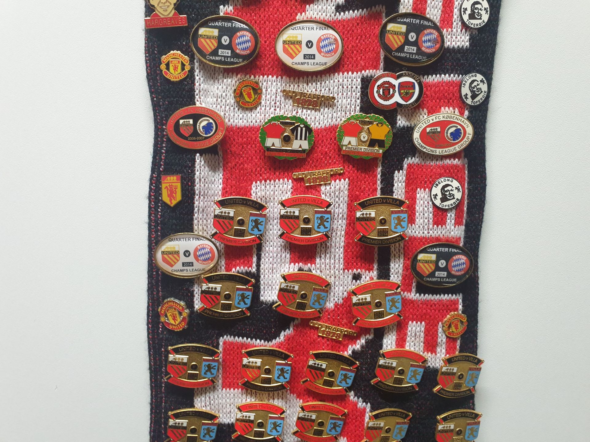 MANCHESTER UNITED SCARF CONTAINING APPROX 170 X PIN BADGES IE CHAMPIONS 2013, SIR ALEX FERGUSON WAY, - Image 6 of 8