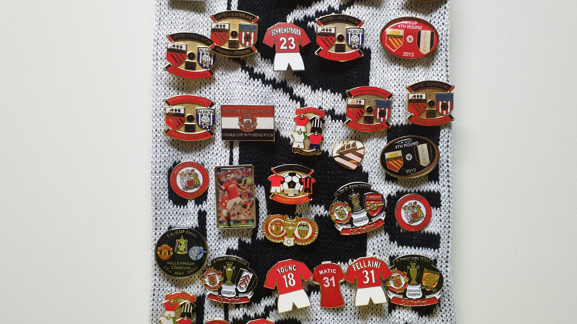 MANCHESTER UNITED SCARF CONTAINING APPROX 205 X PIN BADGES IE EUROPA LEAGUE FINAL WINNERS 2017, 1999 - Image 4 of 8