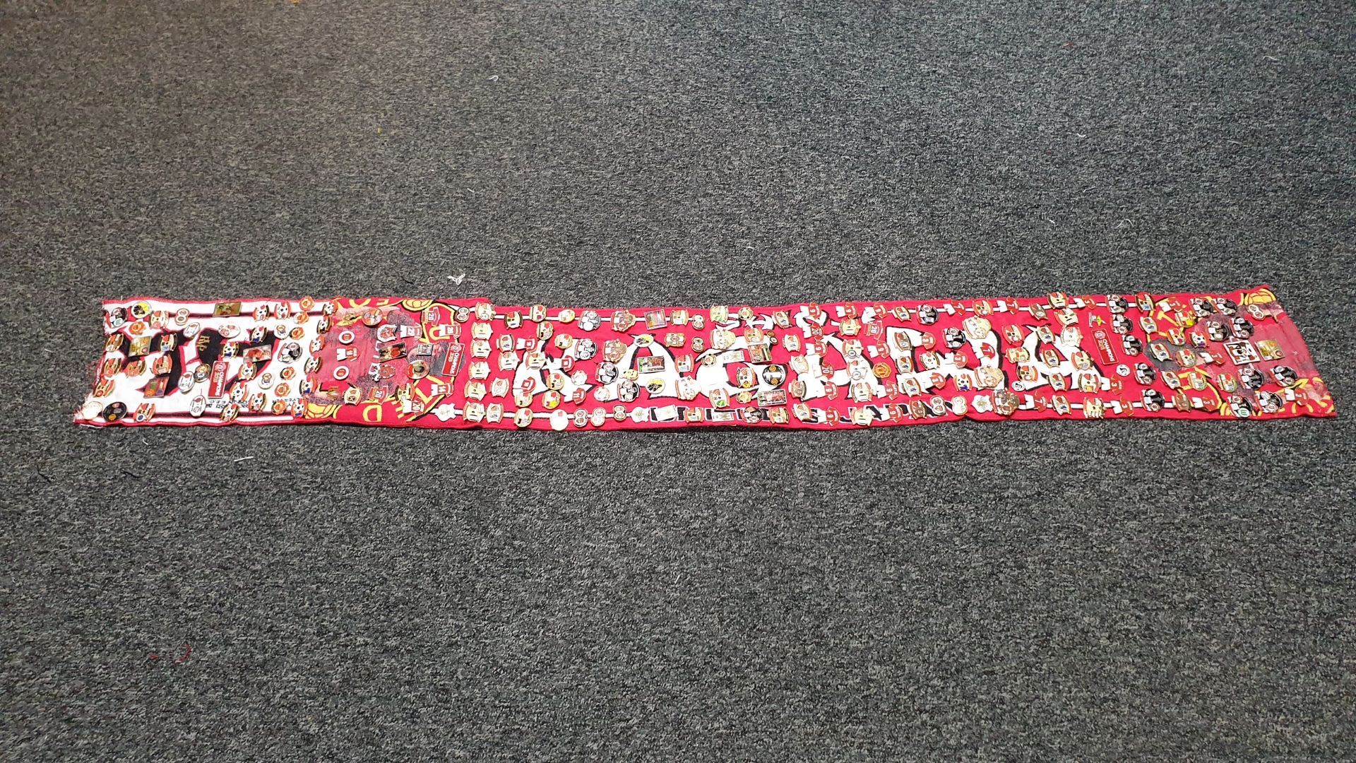 MANCHESTER UNITED SCARF CONTAINING APPROX 230 X PIN BADGES IE GEORGE BEST/STONE ROSES SENT TO ME