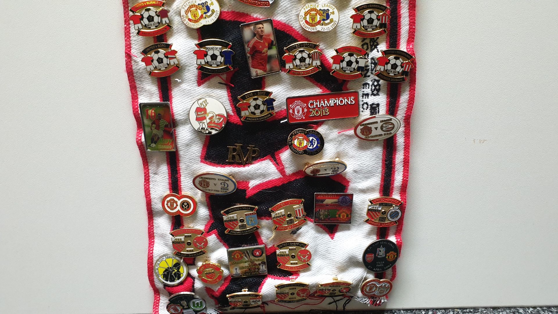 MANCHESTER UNITED SCARF CONTAINING APPROX 230 X PIN BADGES IE GEORGE BEST/STONE ROSES SENT TO ME - Image 8 of 8