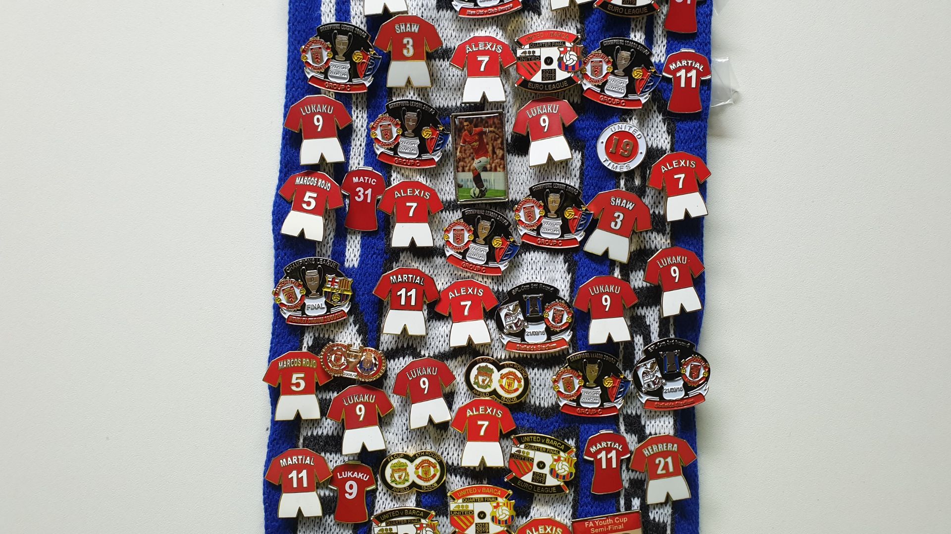 MANCHESTER UNITED SCARF CONTAINING APPROX 230 X PIN BADGES IE WORTHINGTON CUP FINAL 2003, EUROPEAN - Image 4 of 8