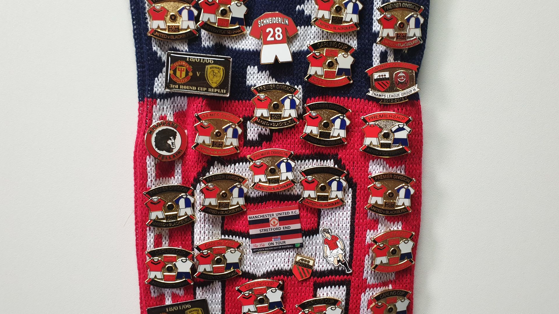 MANCHESTER UNITED SCARF CONTAINING APPROX 200 X PIN BADGES IE CHAMPIONS LEAGUE FINAL 2008, CARLING - Image 5 of 8
