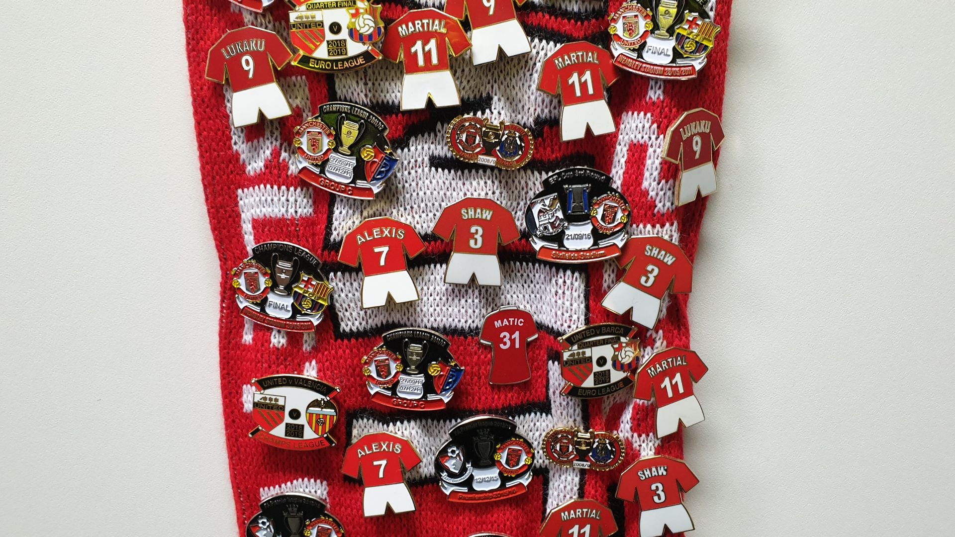 MANCHESTER UNITED SCARF CONTAINING APPROX 190 X PIN BADGES IE BATTLE FOR MANCHESTER, CHAMPIONS - Image 7 of 8