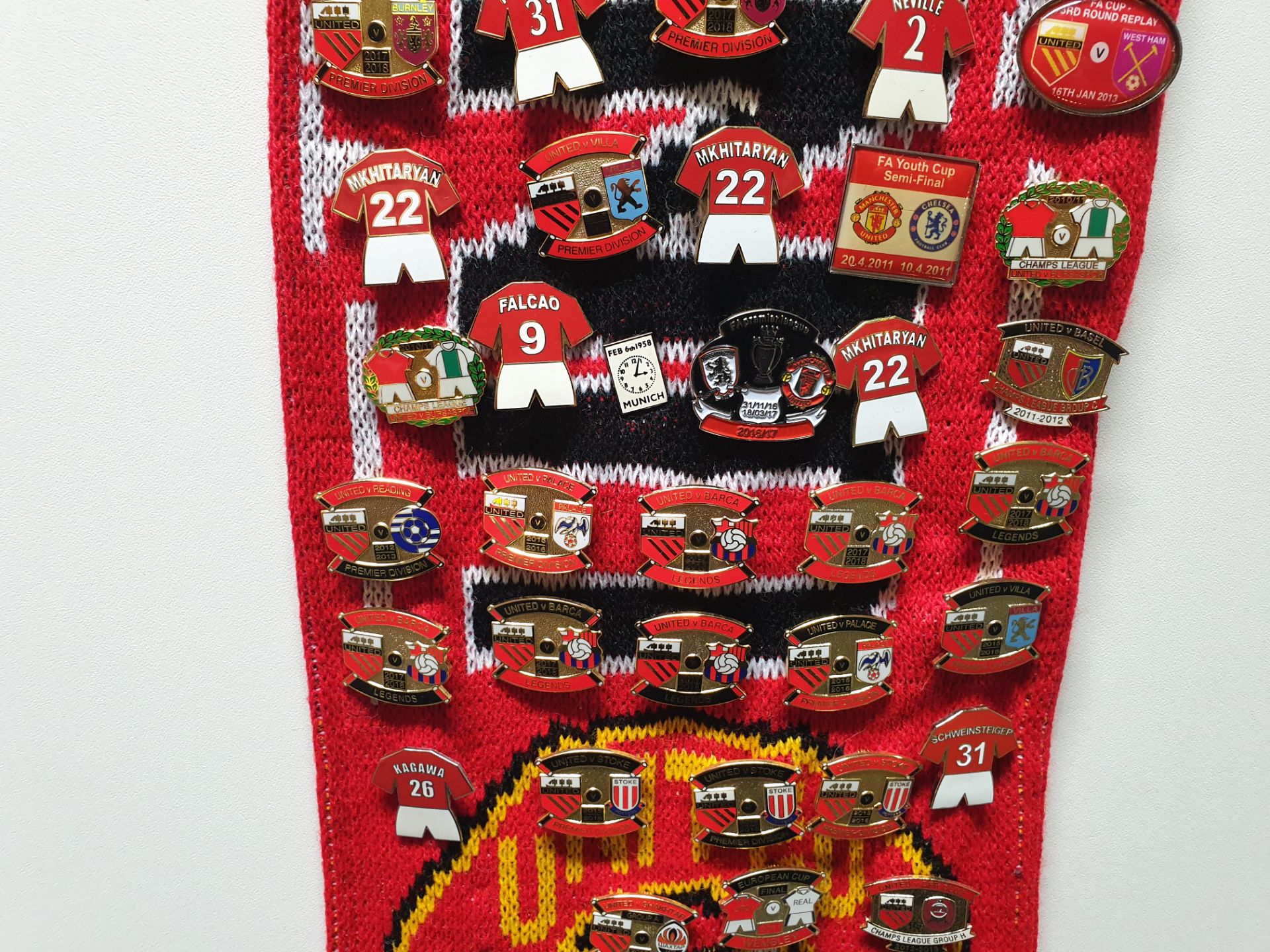 MANCHESTER UNITED SCARF CONTAINING APPROX 170 X PIN BADGES IE CHAMPIONS LEAGUE 2011 & 2009, GEORGE - Image 7 of 8