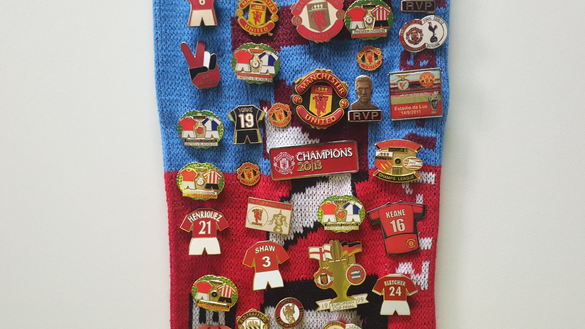 MANCHESTER UNITED SCARF CONTAINING APPROX 200 X PINBADGES IE 1999 EUROPEAN CUP FINAL, PREMIER - Image 5 of 8