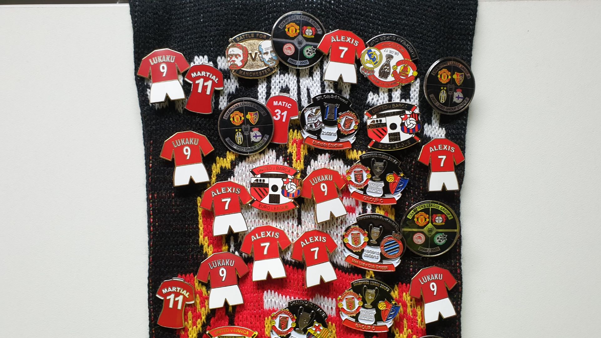 MANCHESTER UNITED SCARF CONTAINING APPROX 190 X PIN BADGES IE BATTLE FOR MANCHESTER, CHAMPIONS - Image 2 of 8