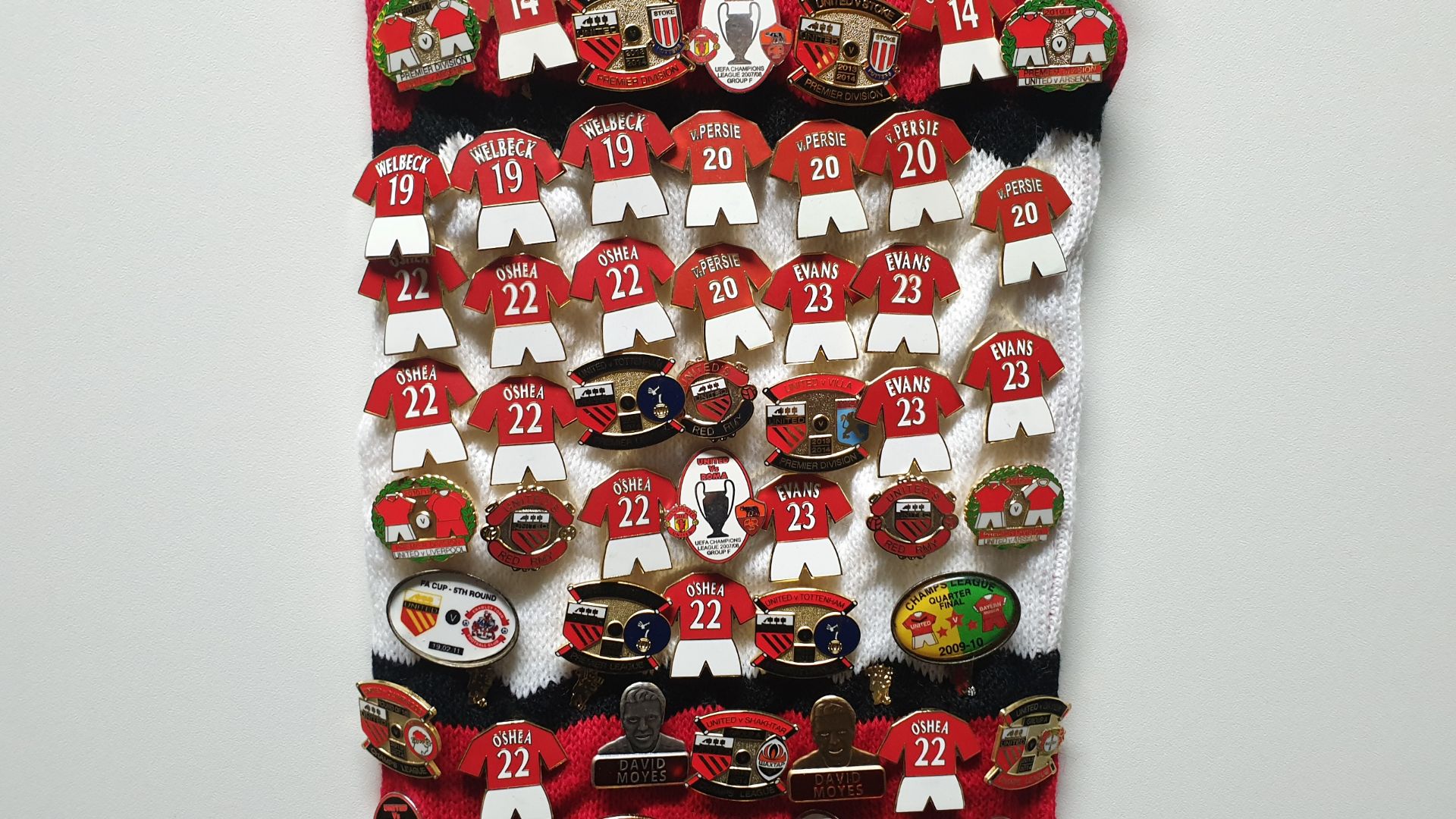MANCHESTER UNITED SCARF CONTAINING APPROX 230 X PIN BADGES IE VARIOUS 2007/08 CHAMPIONS LEAGUE - Image 6 of 8