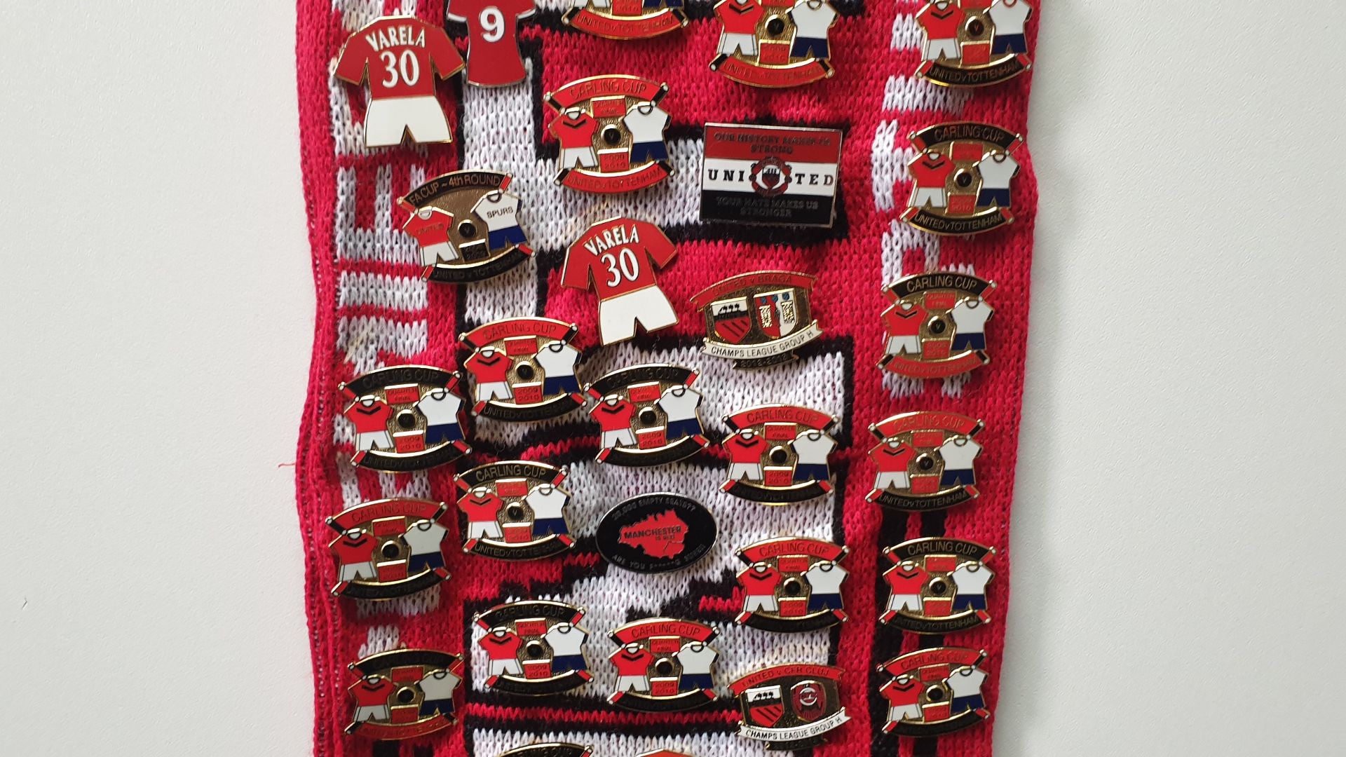 MANCHESTER UNITED SCARF CONTAINING APPROX 200 X PIN BADGES IE CHAMPIONS LEAGUE FINAL 2008, CARLING - Image 6 of 8