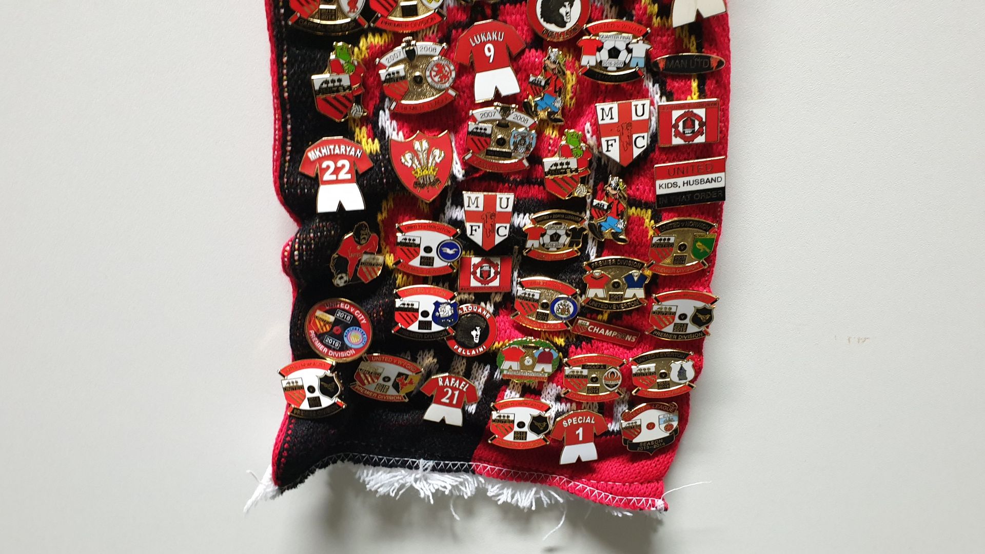 MANCHESTER UNITED SCARF CONTAINING APPROX 270 X PIN BADGES IE FA CUP 2006, WAYNE ROONEY TESTIMONIAL, - Image 8 of 8