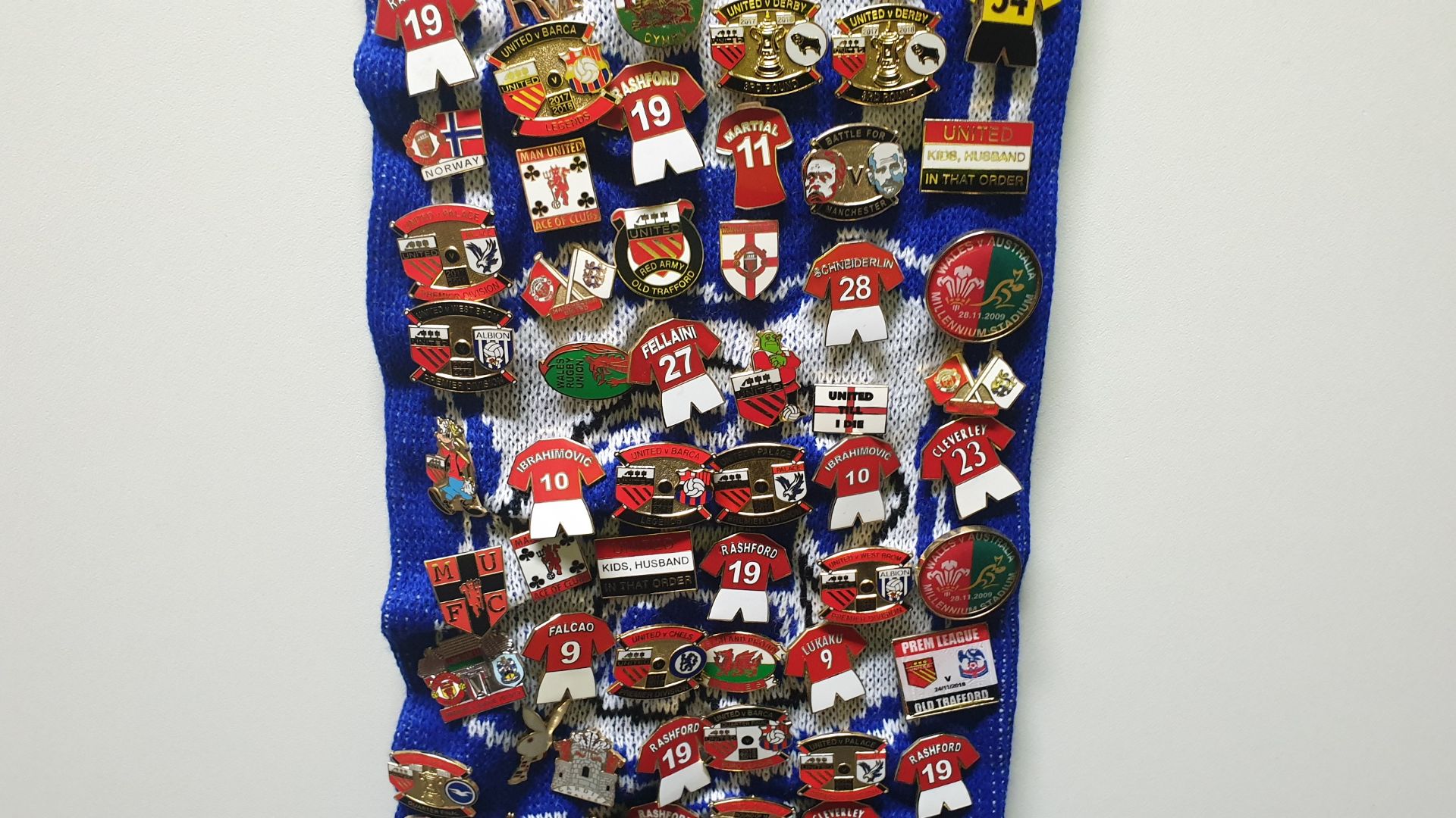 MANCHESTER UNITED SCARF CONTAINING APPROX 250 X PIN BADGES IE BATTLE FOR MANCHESTER, MUFC, - Image 7 of 8