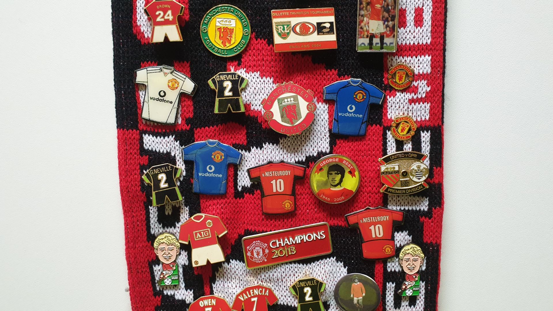 MANCHESTER UNITED SCARF CONTAINING APPROX 165 X PIN BADGES IE WORTHINGTON CUP FINAL 2003, WHITESIDE, - Image 5 of 8